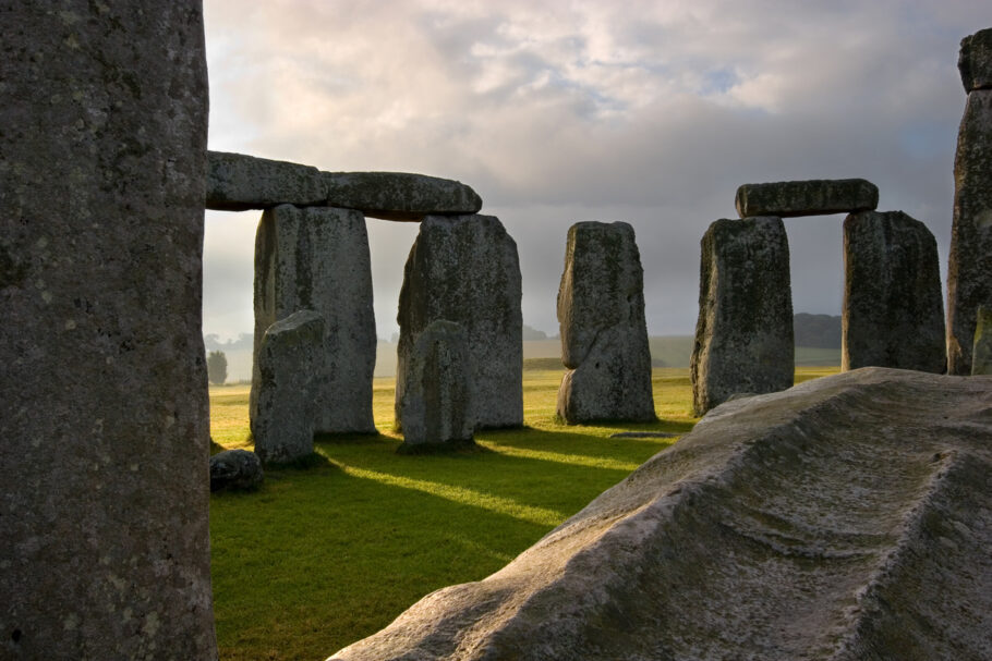 A origem de Stonehenge é cercada de mistérios e teorias