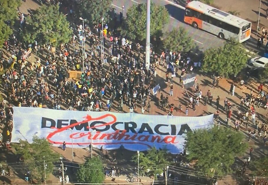 Manifestantes se reúnem no Largo da Batata, em São Paulo