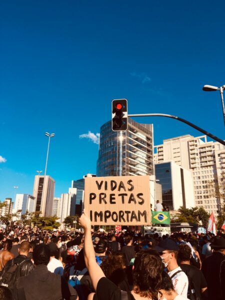 Protesto no largo da Batata, em São Paulo, contra o racismo