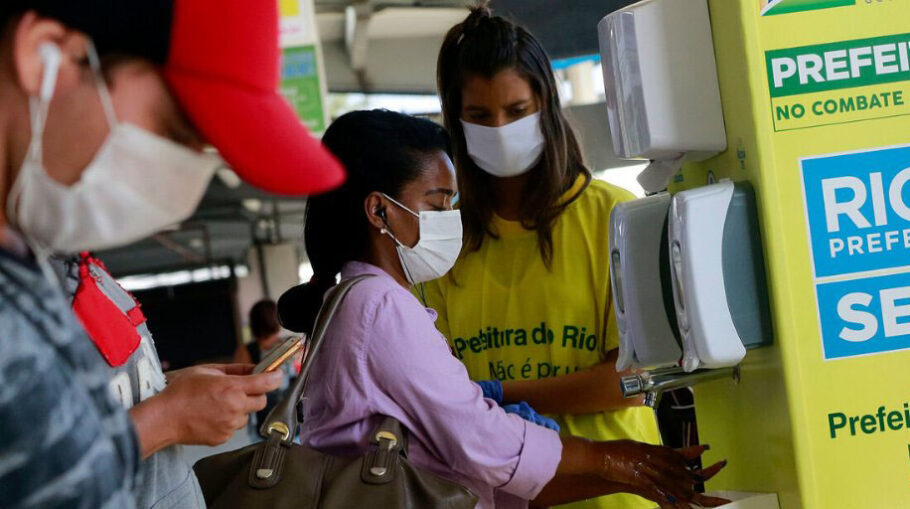 Usuários circulam com máscara por terminal de BRT no Rio de Janeiro