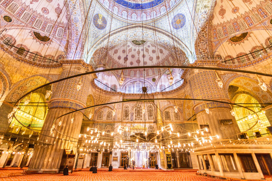 Interior da mesquita do sultão Amade (conhecida como mesquita Azul), a mais importante de Istambul, na Turquia