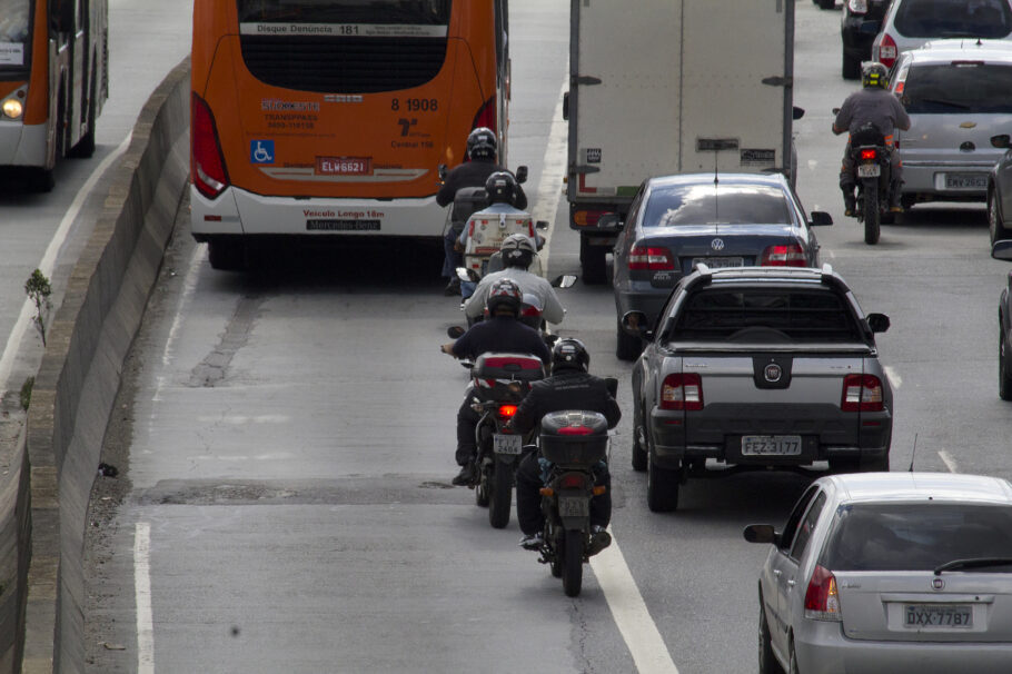 Projeto permite o tráfego de motos entre veículos