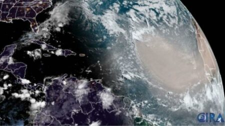 A ‘nuvem de poeira Godzilla’, captada por satélites do NOAA (Administração Nacional Oceânica e Atmosférica dos Estados Unidos)
