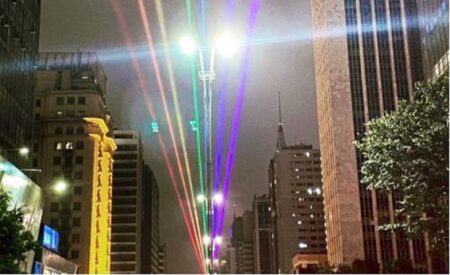 Arco-íris ilumina o céu como parte das celebrações do Orgulho LGBT
