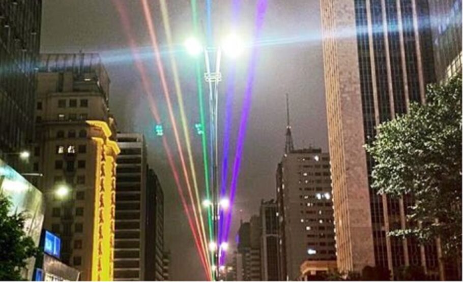 Arco-íris ilumina o céu da Avenida Paulista como parte das celebrações da Parada do Orgulho LGBTQIA+em 2020