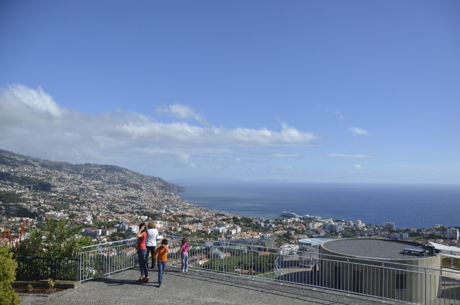 Pico dos Barcelos oferece uma vista da capital Funchal