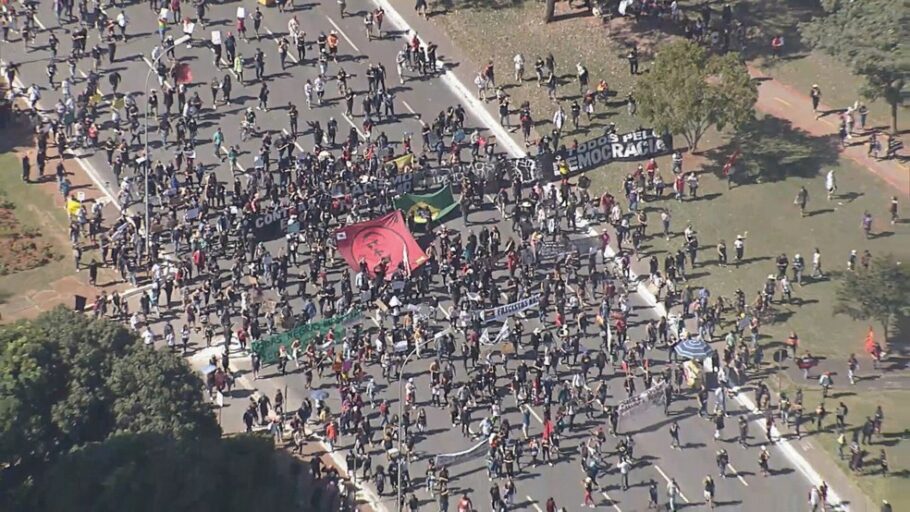 Manifestantes se reúnem na Esplanada dos Ministérios em Brasília