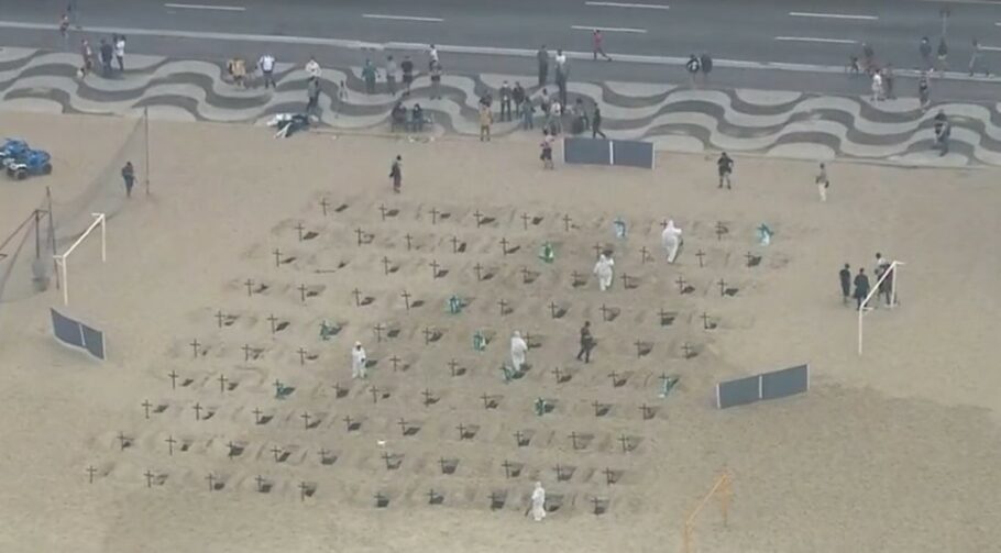 ONG faz protesto na praia de Copacabana contra postura do governo diante da pandemia
