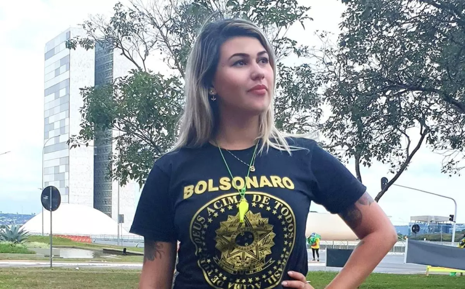 Sara Winter é líder do grupo 300 do Brasil, movimento armado pró-Bolsonaro