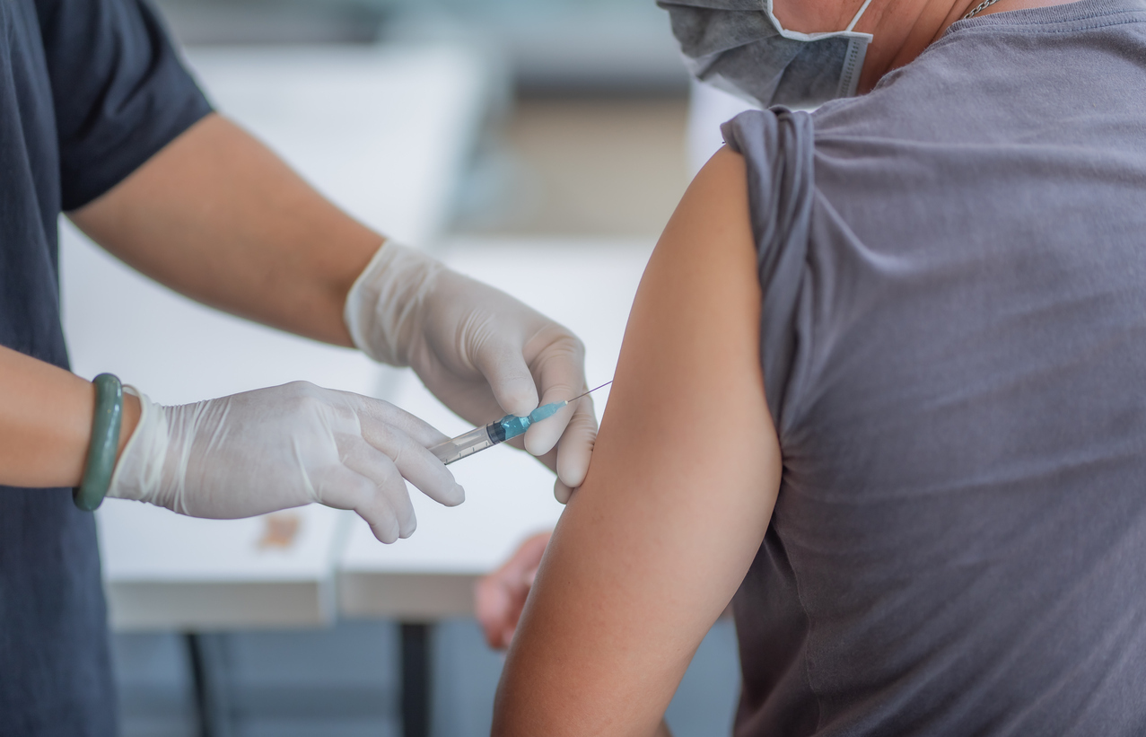 Vacina de Oxford gera ‘forte resposta imune’ em idosos, diz revista