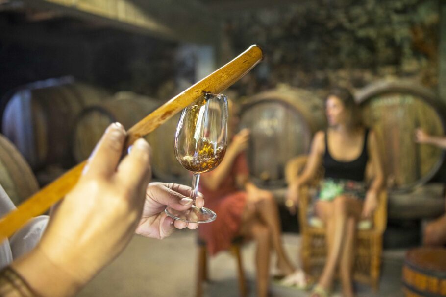 O vinho Madeira tem alto teor alcoólico, podendo ultrapassar os 19%