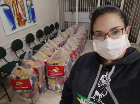 Vitória Cabreira organizando distribuição de cestas básicas em meio à pandemia do coronavírus, em Porto Alegre