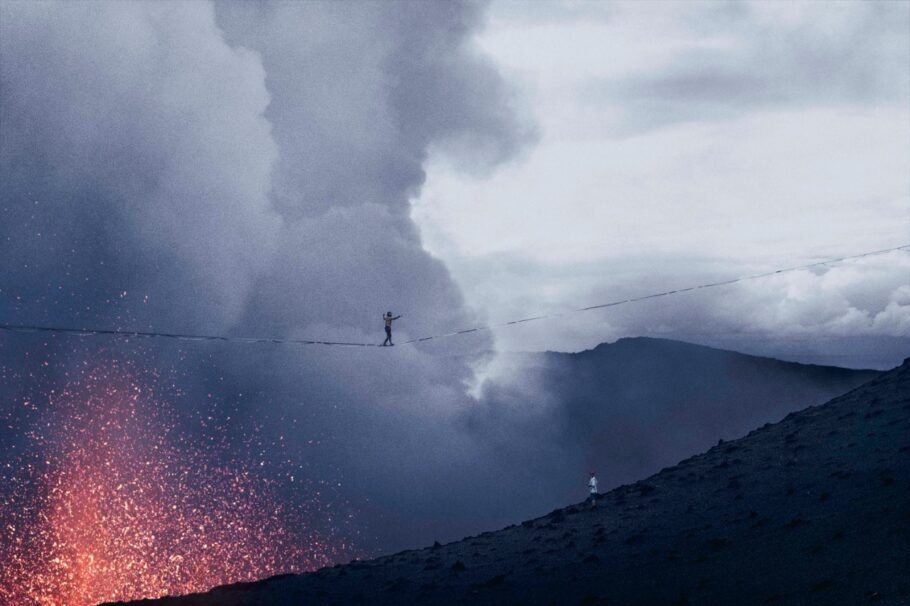 Rafael Bridi durante a travessia da cratera do vulcão Yasur