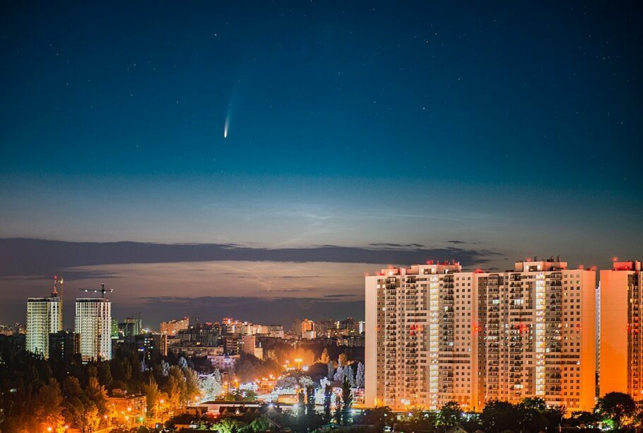 O cometa Neowise vista na manhã de 10 de julho de 2020, sobre Odessa, na Ucrânia