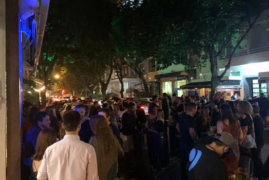 Calçadas ficaram lotadas no Leblon no primeiro dia de abertura dos bares e restaurantes no Rio
