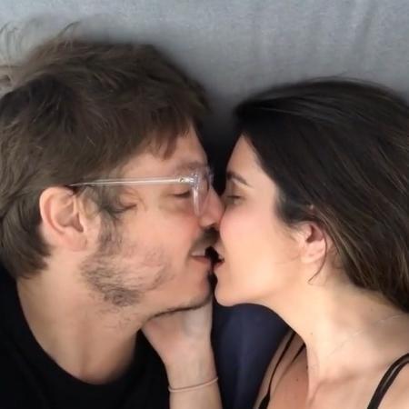 Fabio Porchat postou vídeo de beijo romântico com a esposa, Nataly Mega