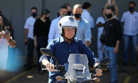 Bolsonaro saiu de moto por Brasília