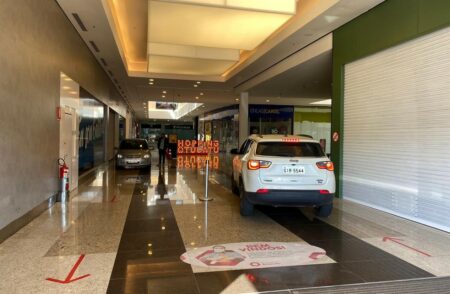 Um shopping liberou drive-thru dentro do prédio para compras dos clientes