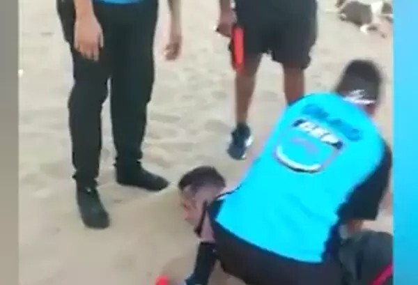 Homem foi imobilizado por guarda municipal com arma de choque em praia do Rio