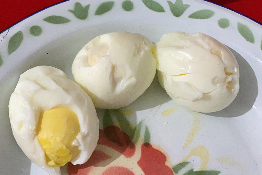 Paola Carosella ensina truque para descascar ovo com facilidade
