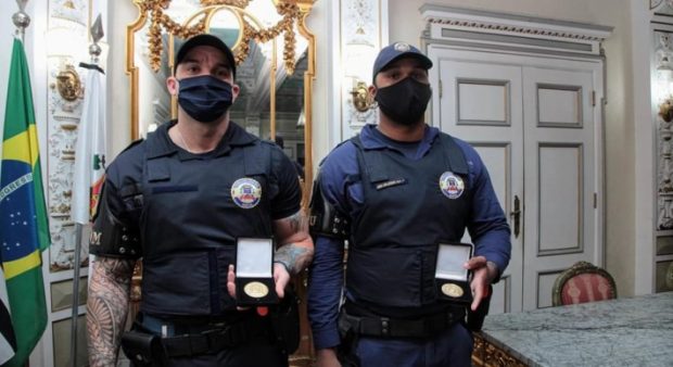 Os guardas Cícero Hilário e Roberto Guilhermino receberam medalhas por ‘conduta exemplar’