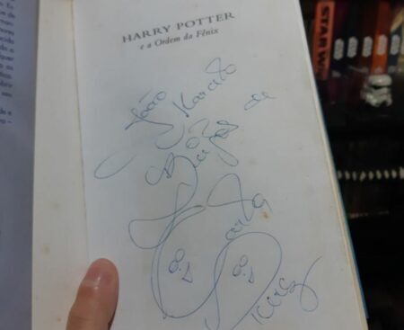 Harry Potter encontra Carla Perez na página de um livro
