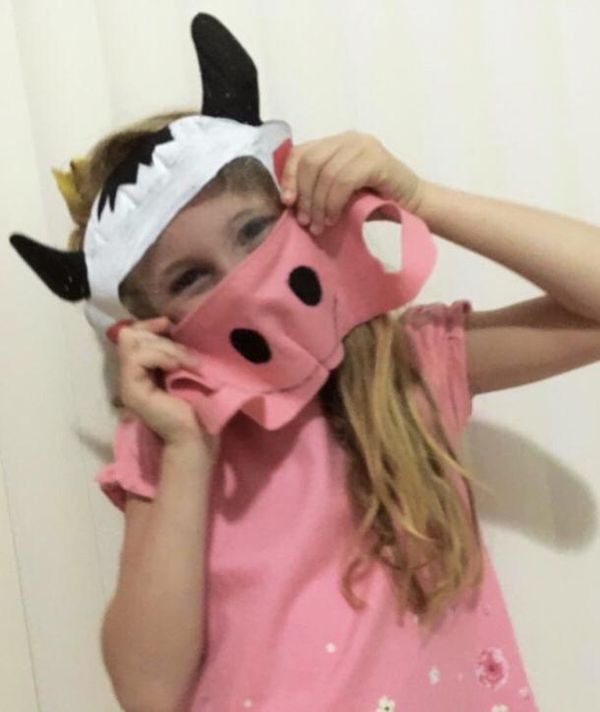Hellen Bonicenha, 7 anos, fez máscara com o tema vaquinha para homenagear o pai e o avô, que são agricultores