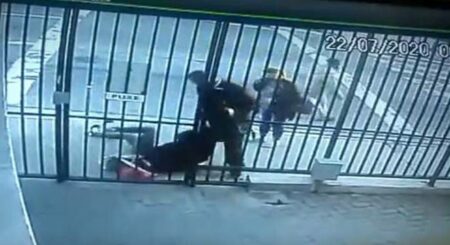 O homem agrediu a mulher com um soco na porta de um prédio em Diadema