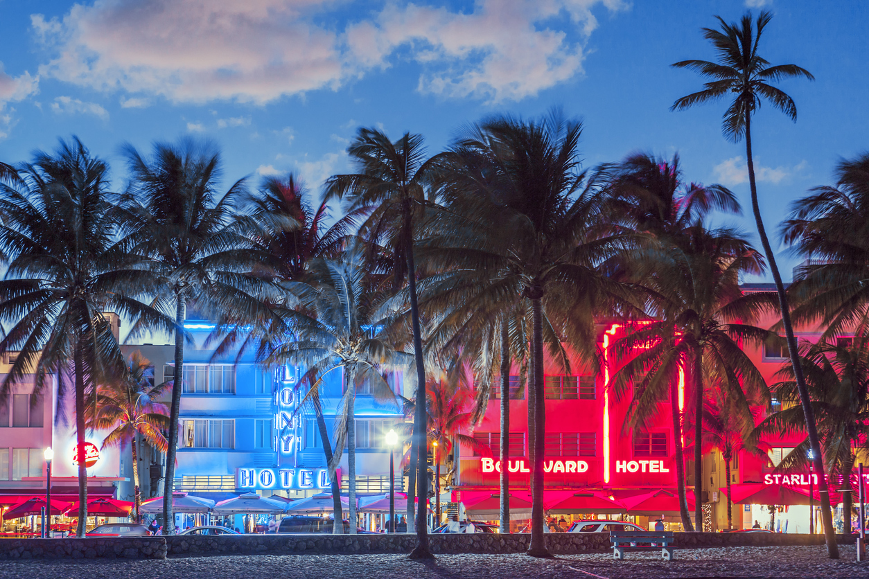 A badalada Ocean Drive, em Miami Beach, na Flórida