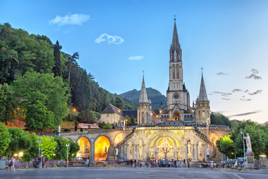 Vista do Santuário de Lourdes, na França