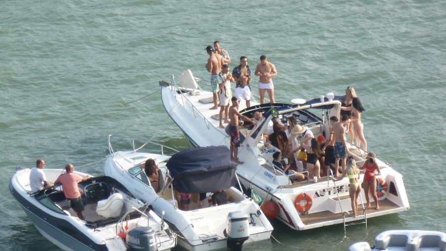 Jovens fazem festa em lancha no litoral de SP em plena pandemia do novo coronavírus