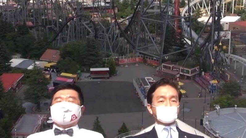 Em silêncio, dois executivos andam em montanha-russa do parque temático Fuji-Q Highland, no Japão