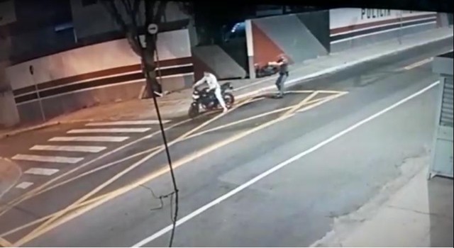 Câmeras de segurança flagram momento em que PM atira em motociclista pelas costas em São Miguel Paulista, na Zona Leste de SP