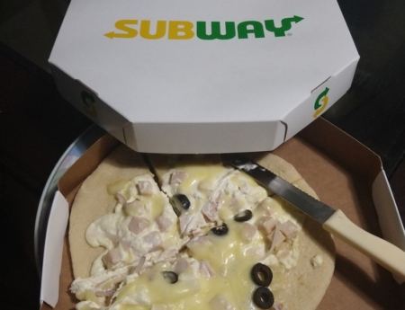 Subway pede desculpas por pizza da foto que viralizou na web