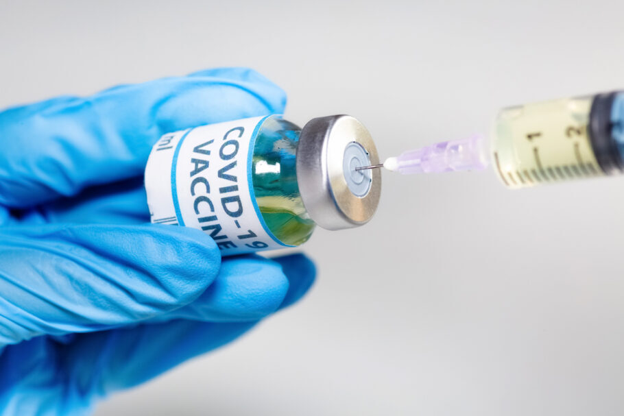 Duas vacinas em fase avançada estão sendo testadas no Brasil