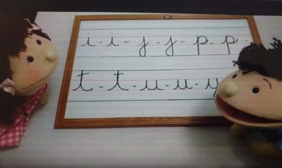  Professoras usam fantoches para ensinar letras cursivas para crianças