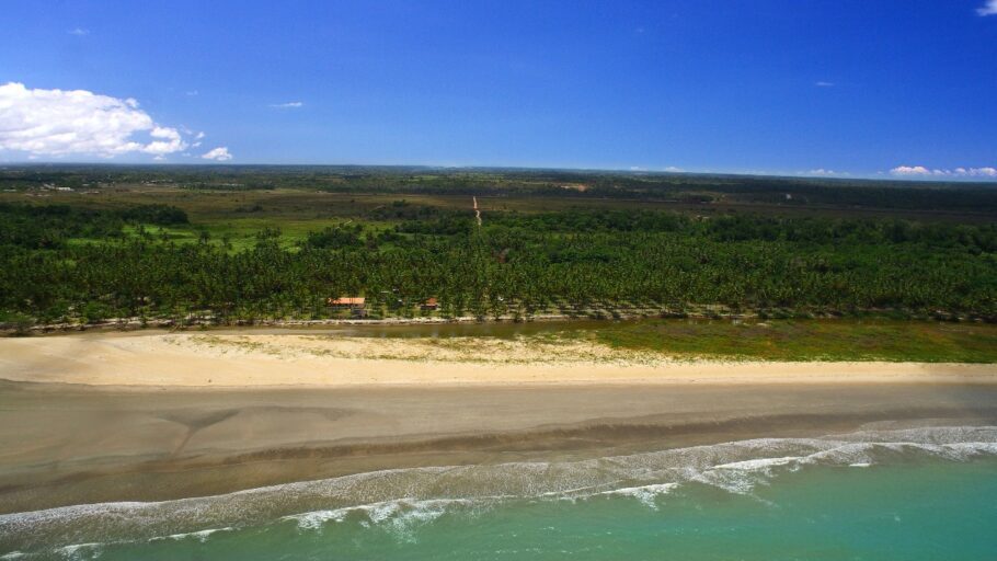 Localizado próximo a Santo André, a região tem calor durante o ano todo, praias paradisíacas, esportes aquáticos e boa comida