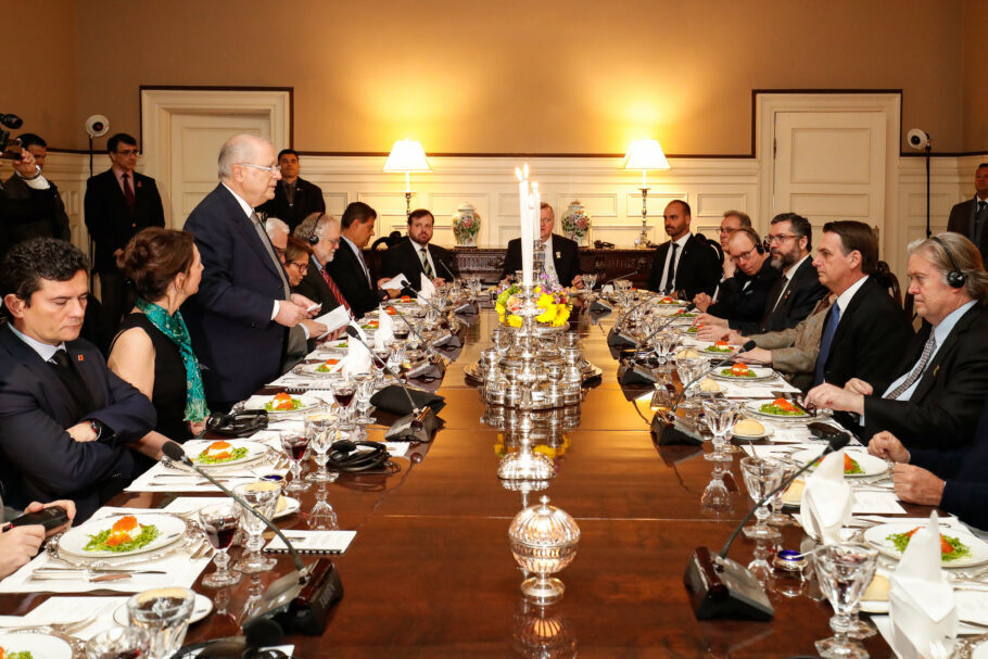 Steve Bannon em jantar com presidente Jair Bolsonaro na embaixada do Brasil nos EUA