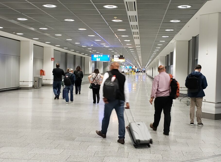 Os longos corredores dos aeroportos que antes cansavam, agora provocam saudades