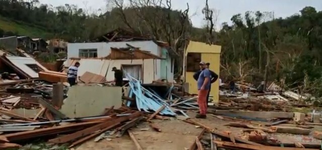 Em Água Doce, 700 casas foram destelhadas e 25 totalmente destruídas pelo tornando que atingiu a cidade