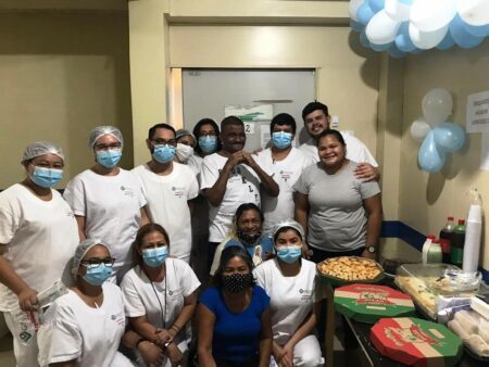 Os profissionais do hospital comemoraram a recuperação de Benedito