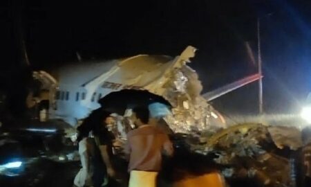 Avião se parte em dois em acidente na Índia e deixa mortos e feridos