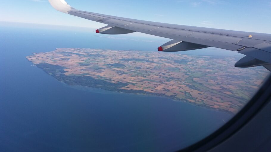 Sonhando em viajar e olhar novamente o mundo pela janelinha do avião