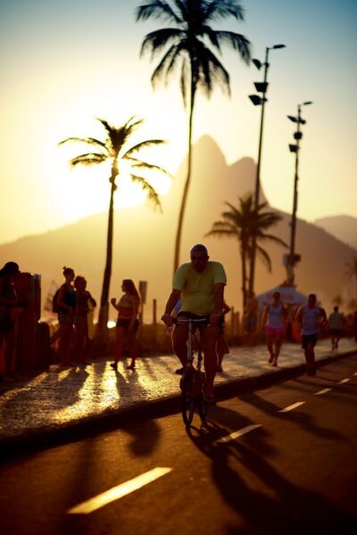 Os quase 10 km de ciclovias entre Copacabana e Ipanema garantem um agradável passeio ciclístico pelos cartões-postais da cidade