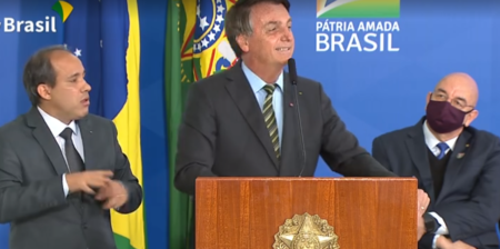 Bolsonaro chama repórter de bundão e ignora 114 mil vítimas da covid-19