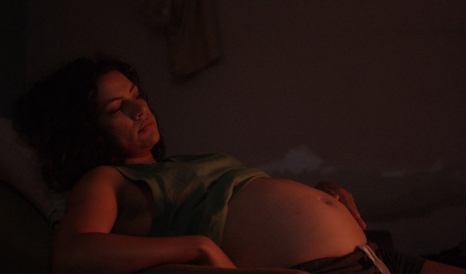 “Céu de Agosto”, de Jasmin Tenucci, traça paralelo entre a história de uma grávida em SP e das queimadas ilegais na Amazônia