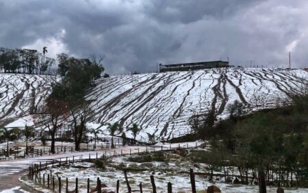 Granizo no sul de Minas Gerais dá à região ar de alpes suíços