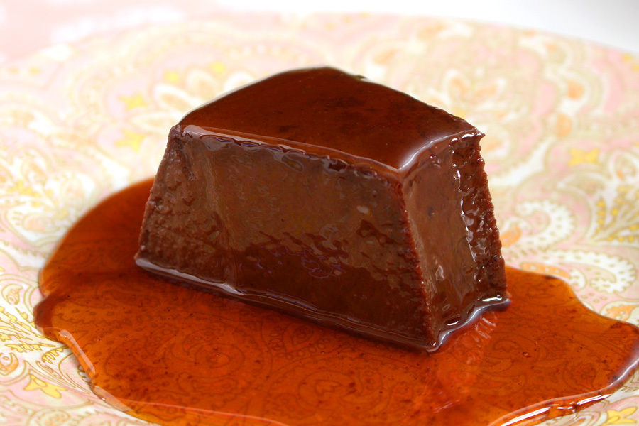 Pudim de chocolate fácil com calda cremosa sensacional