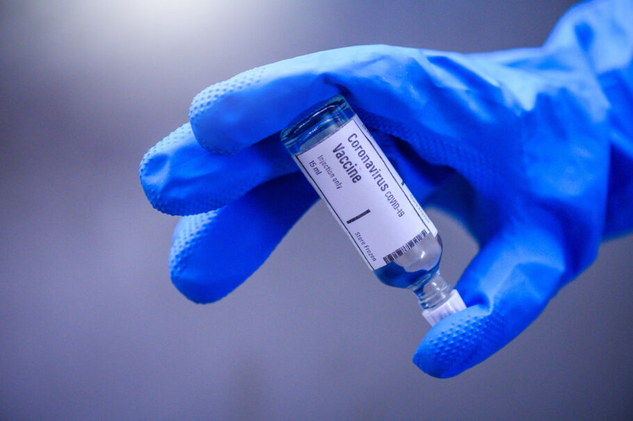 Ainda em fase de testes, a vacina de Oxford é a aposta do governo brasileiro contra à covid-19