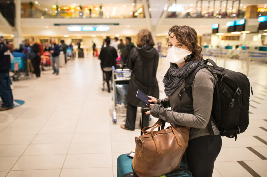Viajantes podem ser penalizados caso se recusem a usar máscara durante voo